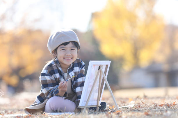 istock girl drawing a picture 1948544170