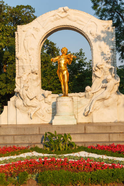 istock Mozart-Statue-Burggarten-Vienna- Vienna Austria 1948625697
