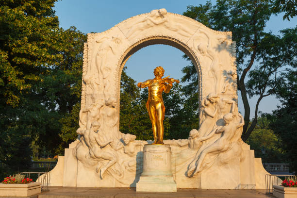istock Mozart-Statue-Burggarten-Vienna- Vienna Austria 1948628246