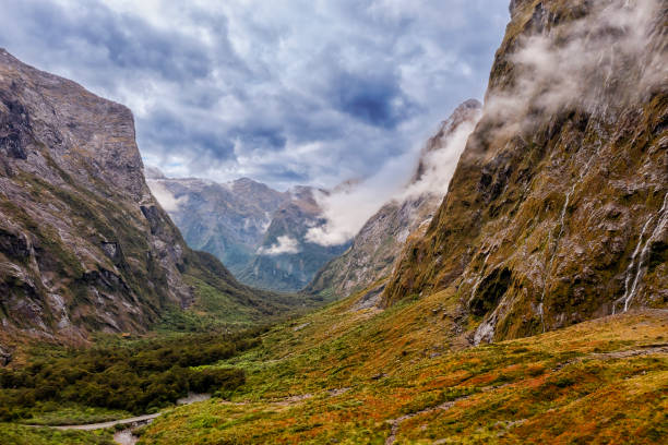 vale de nueva zelanda fiordland desde el túnel - highway 94 fotografías e imágenes de stock