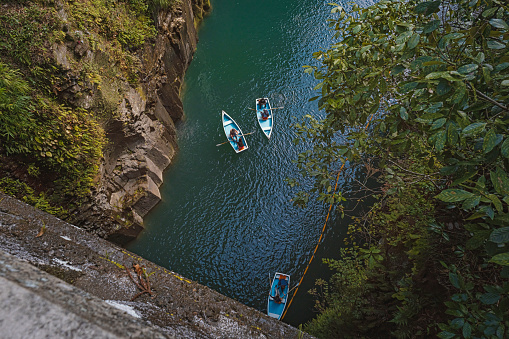 高千穂峡の五ヶ瀬川でボートを漕ぐカップル