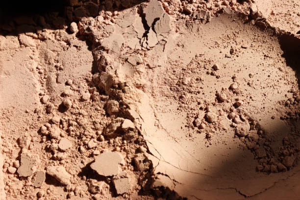 background of brown sandy powder. concept of beauty, texture and cosmetics mock up - sandy brown fotos imagens e fotografias de stock