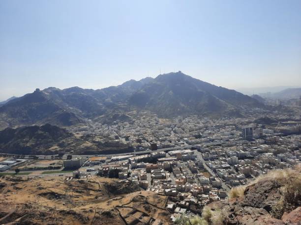 aerial view of the city of mecca from  al noor mountain in mecca. - ヒラーの洞窟 ストックフォトと画像