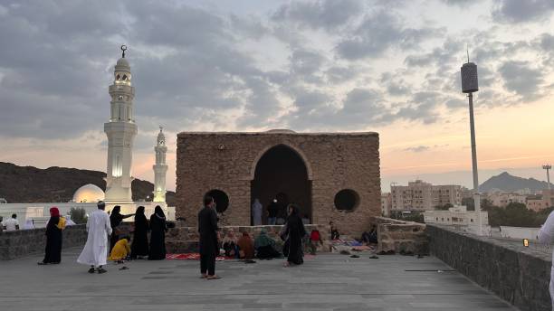 la mezquita omer ibn alkhattab, uno de los sitios del complejo de las siete mezquitas en medina - medinah temple fotografías e imágenes de stock