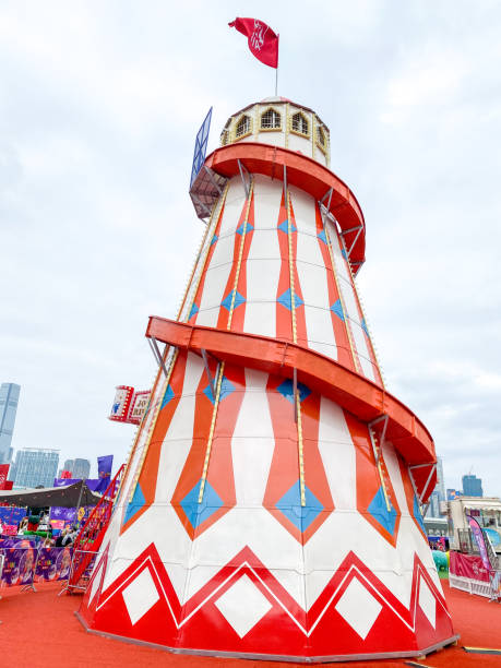 un skelter d’hélice coloré s’élevant vers le ciel - skelter photos et images de collection