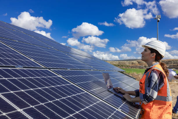 istock Young female maintenance engineer working at solar energy power farm 1949590789