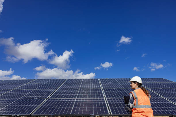 istock Young female maintenance engineer working at solar energy power farm 1949595084