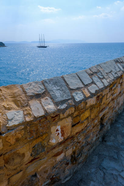 вид на море и кушадасы из османского замка - ship fort castle stone wall стоковые фото и изображения