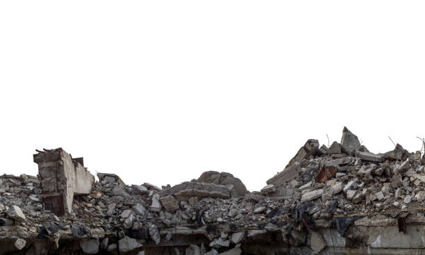 panorama. un mucchio di detriti di cemento grigio rimane di un edificio distrutto isolato su uno sfondo bianco - quake damaged section foto e immagini stock