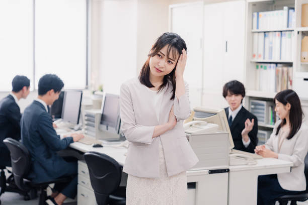 オフィスで困っているビジネスウーマン - 仕事 つらい ストックフォトと画像