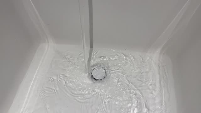 falling the bath with water