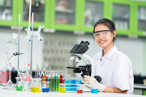 Asian scientist is a female doctor Work in government biological laboratories and the Ministry of Public Health of the World Health Organization. Using a microscope to produce therapeutic vaccines