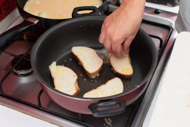 Fry white loaf croutons in a frying pan. Cook breakfast.