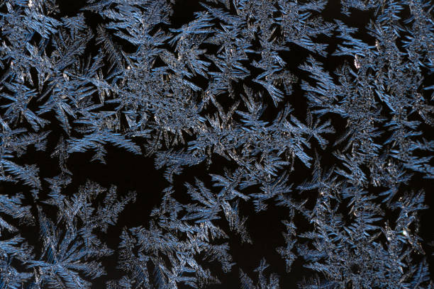 абстрактная фотография узора ин�ея на куске стекла. макрос представляет собой черно-белую текстурированную морозную хрустальную снежинку.  - frosted glass glass textured crystal стоковые фото и изображения