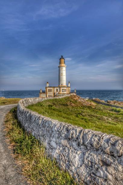 camino al faro de corsewall con vistas al vasto océano - perch rock lighthouse fotografías e imágenes de stock