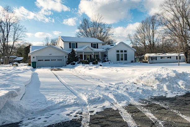 雪に覆われた冬の車のタイヤトラックは、郊外の家の私道を離れる - driveway colonial style house residential structure ストックフォトと画像