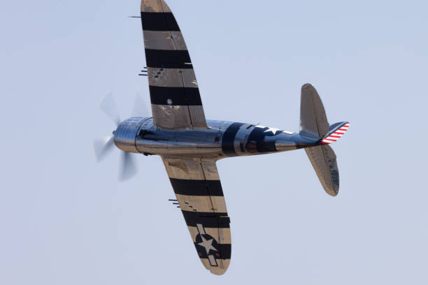 p-47g thunderbolt (amerykański samolot myśliwski z czasów ii wojny światowej) z "pasami inwazyjnymi", w kolejce - p 47 thunderbolt zdjęcia i obrazy z banku zdjęć