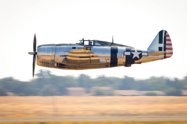 p-47g thunderbolt (2 차 세계 대전 미국 전투기)와 "invasion stripes", 매우 낮은 패스 - p 47 thunderbolt 뉴스 사진 이미지