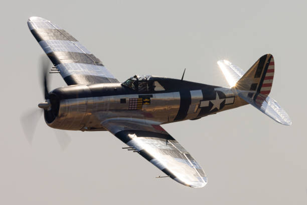p-47g thunderbolt (wwii american fighter plane)  with its “invasion stripes”, in epic light - p 47 thunderbolt zdjęcia i obrazy z banku zdjęć