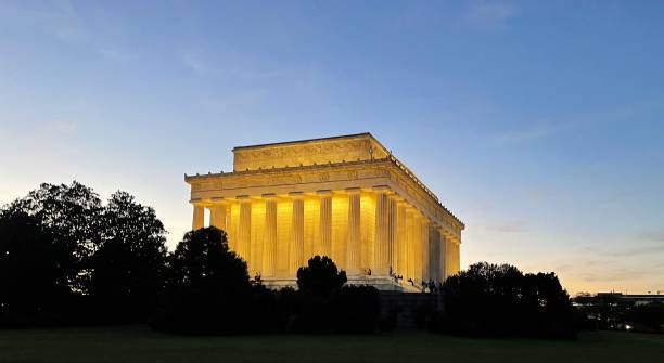 istock Lincoln memorial at sunset 1951377777