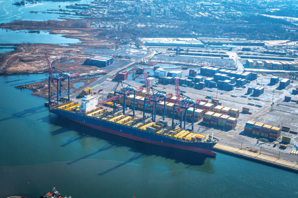 cargo vide ancré au port - new jersey industrial district newark harbor photos et images de collection