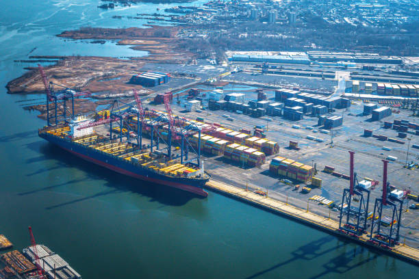 cargo déchargé au port - new jersey industrial district newark harbor photos et images de collection