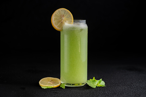 A refreshing lemon mint juice with lemon slices
