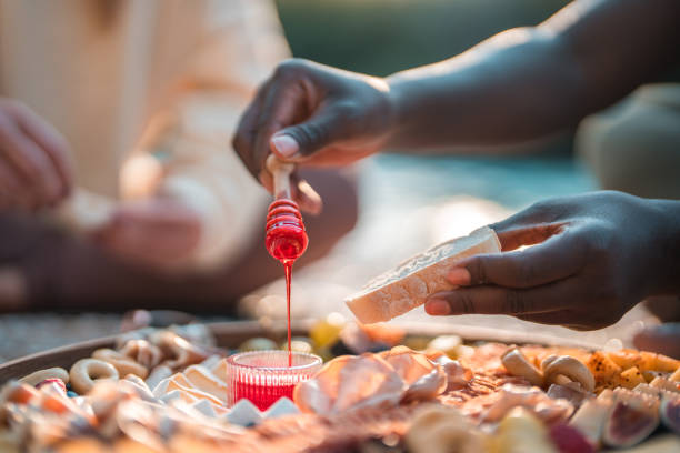 black female having snacks while on outdoors picnic with friends - 16607 imagens e fotografias de stock