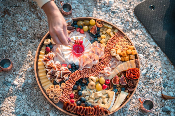 tagliere di salumi per una perfetta giornata di picnic - 16611 foto e immagini stock