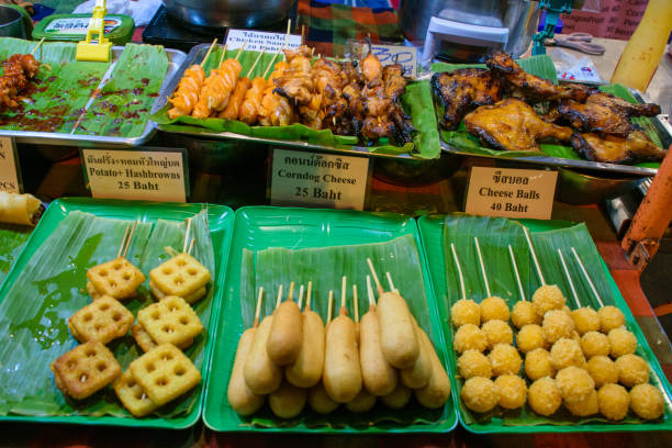 corndog i satays z tradycyjnego targu spożywczego i bazaru w tajlandii - corn_dog zdjęcia i obrazy z banku zdjęć