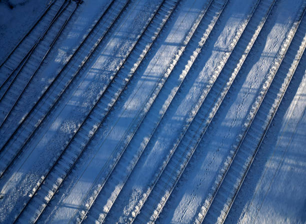 railway tracks to a multi-track sorting train station. vertical view from above. background, texture modelers, theme transport journalists. background from above vertically, derail, traffic hub, wooden, aerial, drone point of view una estación de maniobras, en la jerga denominada estación de maniobras, permite el paso de vagones individuales o grupos de vagones para la clasificación de trenes de mercancías. al mismo tiempo, es una estación ferroviaria que está operativa en té