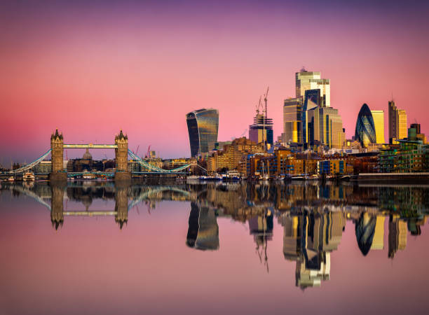 la ligne d’horizon de la city de londres et le tower bridge pendant l’aube rose - london england sunlight morning tower bridge photos et images de collection