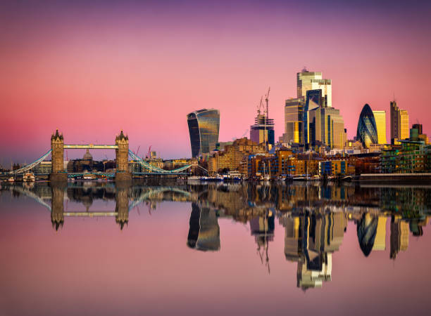 the skyline of the city of london and tower bridge during pink dawn - london england morning sunlight tower bridge imagens e fotografias de stock