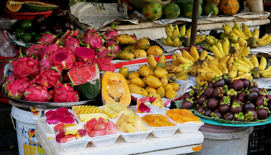 Pitaya, plátanos, sandia, jackfuit y más frutas exoticas en el mercado central de Hoian en Vietnam