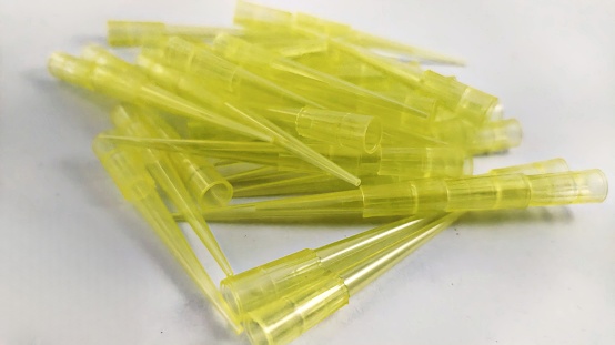 Yellow tip for micropipette . There are two types of tips for micropipettes, yellow and blue. Yellow tip for taking very small volumes of solution.