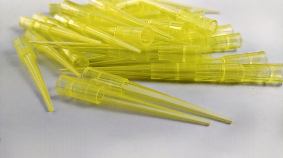 Yellow tip for micropipette . There are two types of tips for micropipettes, yellow and blue. Yellow tip for taking very small volumes of solution.