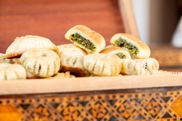 árabe tradicional eid doces kahk com fundo de palha - bakery baked biscuit sweet food - fotografias e filmes do acervo