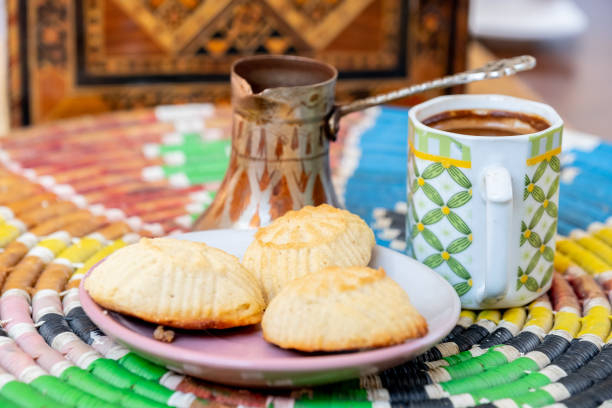 doces árabes, maamoul e café no fundo tradicional - bakery baked biscuit sweet food - fotografias e filmes do acervo