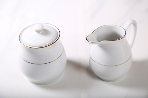The white teapots are prepare for serve customers in the restuarant