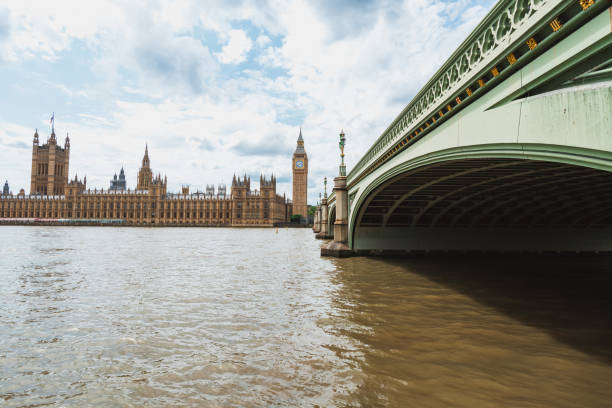 big ben and the parliament with westminster bridge in london - london england victorian style big ben dark stock-fotos und bilder