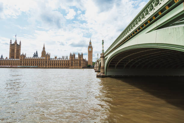 big ben and the parliament with westminster bridge in london - london england victorian style big ben dark zdjęcia i obrazy z banku zdjęć
