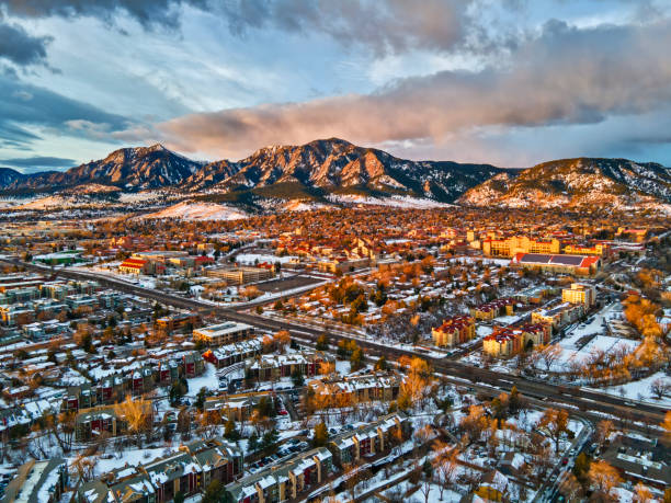 vista del drone dell'università del colorado, boulder e dei flatirons all'alba nella neve invernale. - flatirons colorado boulder mountain range foto e immagini stock