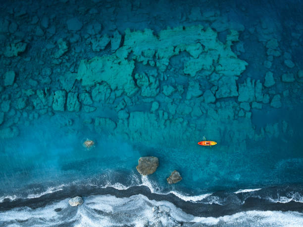 kayak en crète, grèce - kayaking kayak sea coastline photos et images de collection
