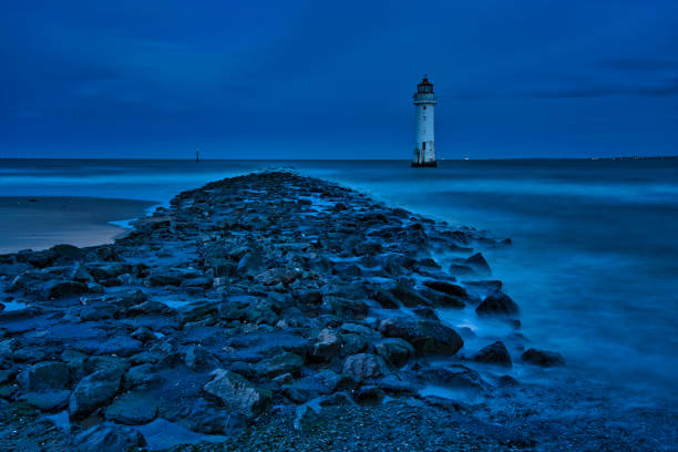 leuchtturm perch rock während der blauen stunde, new brighton, wirral, england, großbritannien - perch rock lighthouse stock-fotos und bilder