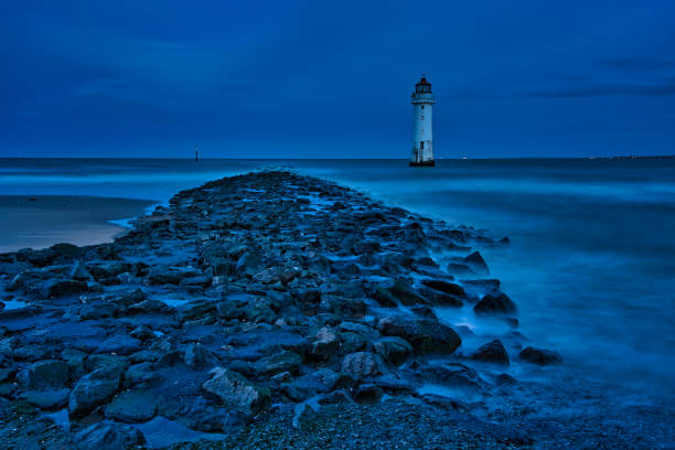 faro di perch rock durante l'ora blu, new brighton, wirral, inghilterra, gran bretagna - perch rock lighthouse foto e immagini stock