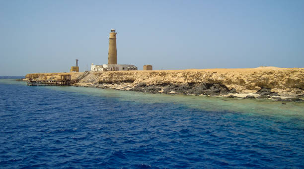 leuchtturm des großen bruders, bruderinseln, rotes meer, ägypten - big brother stock-fotos und bilder