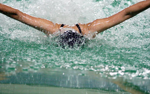 Butterfly style swimming, dolphin kick