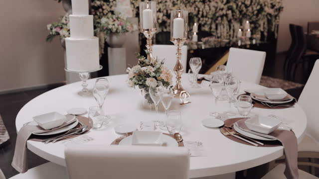 Chic Wedding Table with Tiered Cake