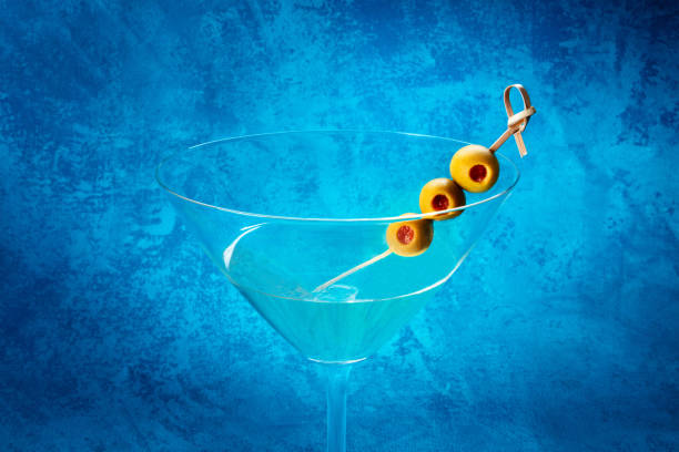 マティーニ。ベルモットとオリーブの汚れたマティーニカクテルのグラス - martini martini glass dirty martini olive ストックフォトと画像
