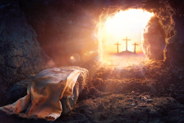 resurrezione di gesù cristo - tomba vuota - messa a fuoco su sindone e croci sfocate sullo sfondo con effetti di luci flare - tomba foto e immagini stock